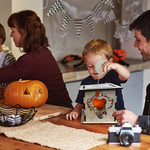 Laden Sie das Bild in den Galerie-Viewer, Horrorfigur Jack Lantern Holzdekoration
