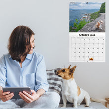 Laden Sie das Bild in den Galerie-Viewer, Kalender 2024: Hunde kacken an schönen Orten
